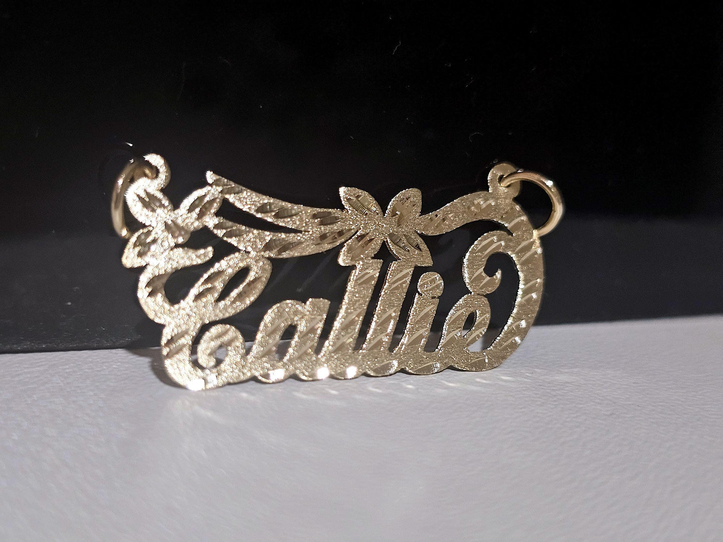 10K Solid Yellow Gold Name Pendant Necklace with Flower Banner