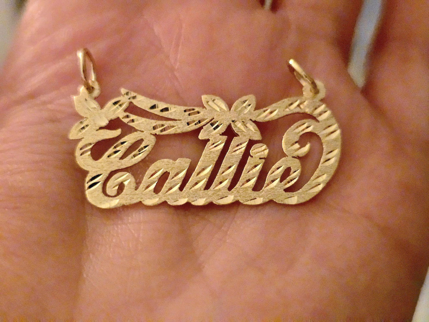 10K Solid Yellow Gold Name Pendant Necklace with Flower Banner