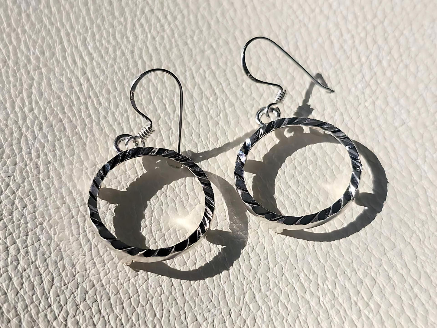 925 Sterling Silver Prong Back Diamond Cut Bezel Earring for 18mm Dime 10 Cent Coins
