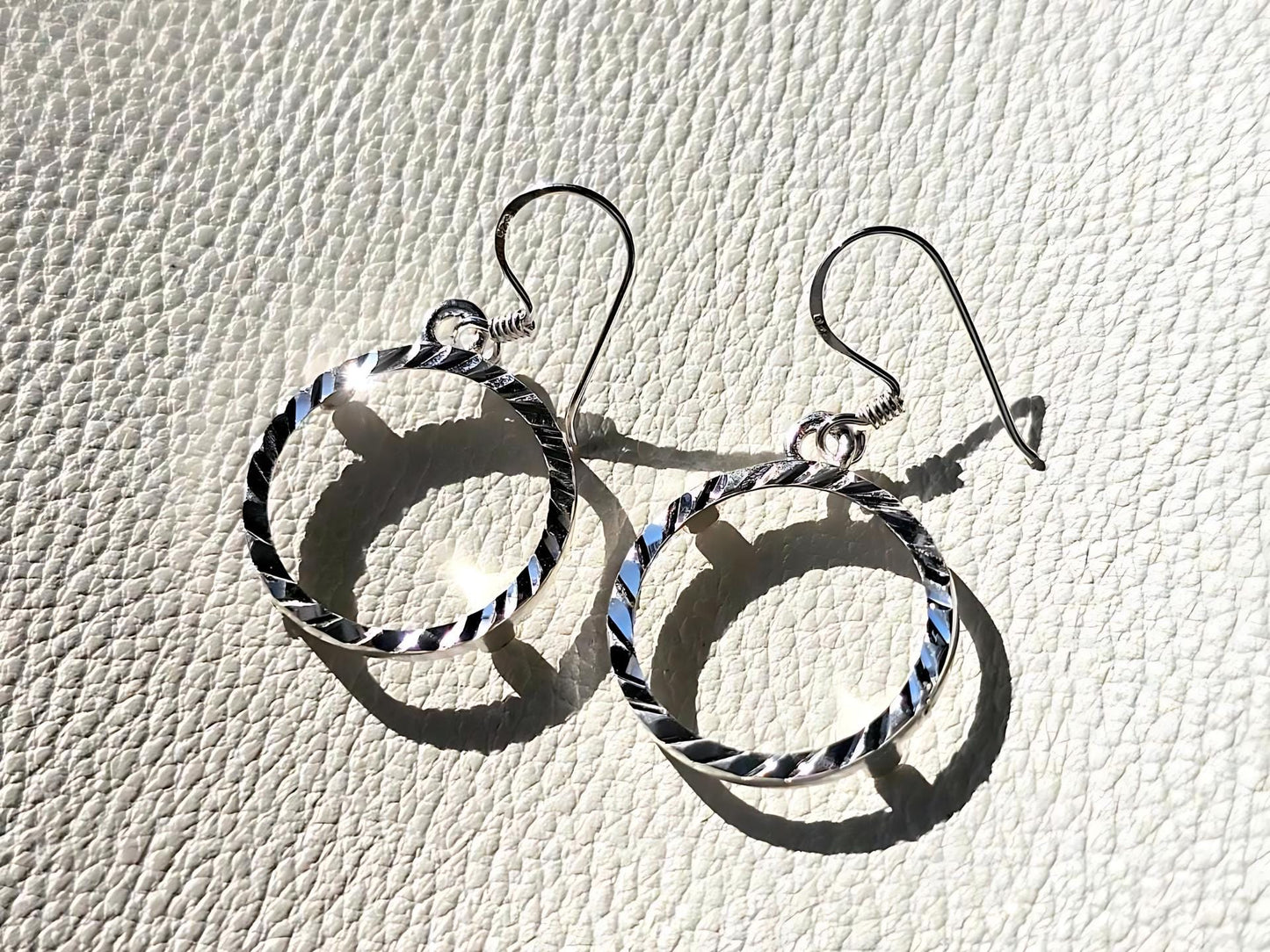 925 Sterling Silver Prong Back Diamond Cut Bezel Earring for 18mm Dime 10 Cent Coins